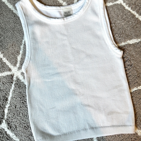 Aritizia Sunday Best SINCHSEAMLESS white ribbed tank - Picture 4 of 4
